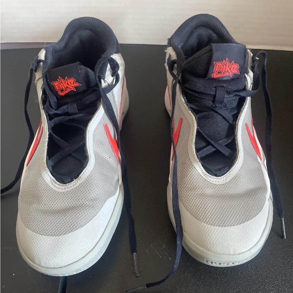 Nike Team Hustle Size    6.5Y CW6735-006